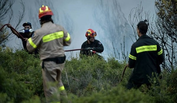 Μεγάλη πυρκαγιά στην ΕΟ Αθηνών - Λαμίας, στη Λυκόβρυση