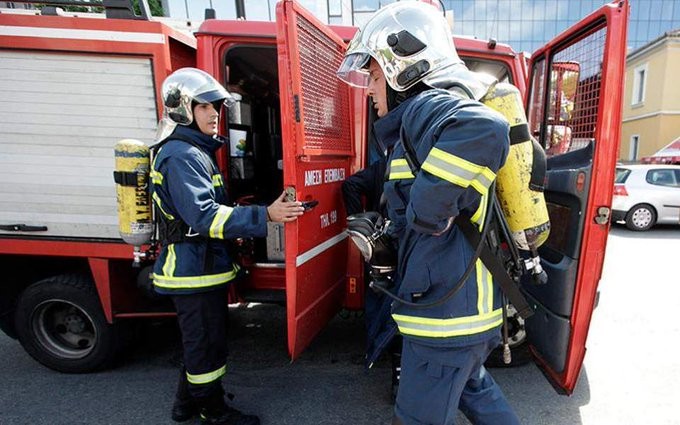 Περιορίστηκε η πυρκαγιά στην ΕΟ Αθηνών - Λαμίας, κοντά στη Λυκόβρυση