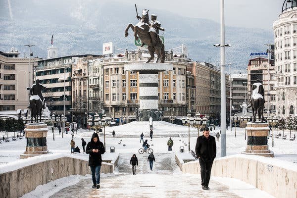 Σκόπια: Βανδαλισμοί των νέων πινακίδων σε αγάλματα