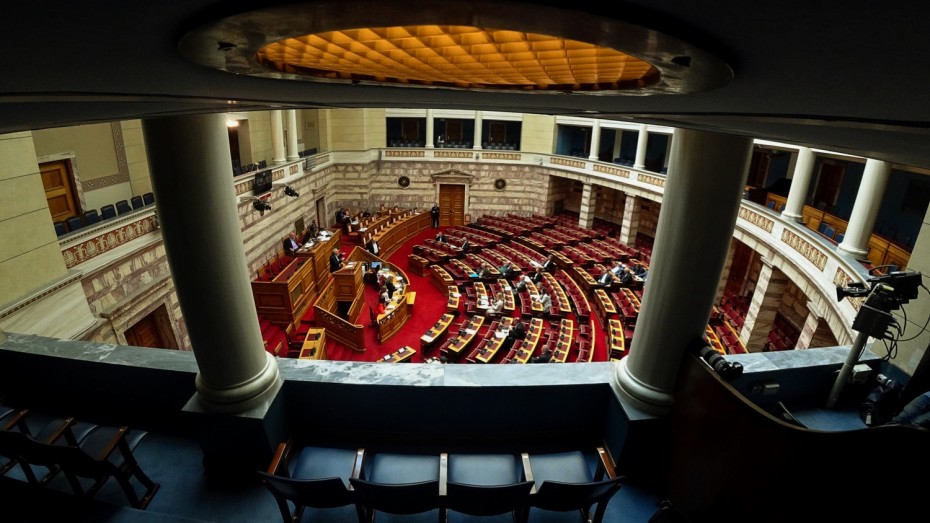 Ψηφίζεται στη Βουλή το νομοσχέδιο για τις άδειες οδήγησης