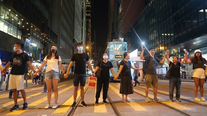 Διαδηλωτές σχημάτισαν ανθρώπινη αλυσίδα στο Χονγκ Κονγκ