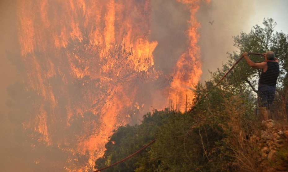 Ζάκυνθος: Ολονύχτια μάχη με τις φλόγες - Καλύτερη η εικόνα στο Λουτράκι