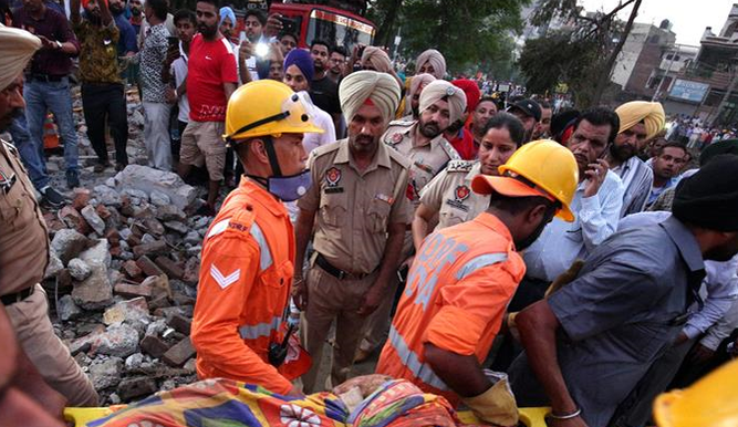 Τουλάχιστον 18 νεκροί στην Ινδία από έκρηξη βεγγαλικών