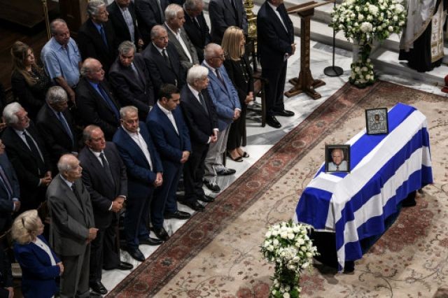 «Παρέλαση» πολιτικών στην κηδεία του Αντώνη Λιβάνη