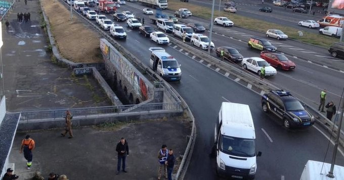 Άνδρας με εκρηκτικά απειλεί να ανατινάξει γέφυρα στο Κίεβο