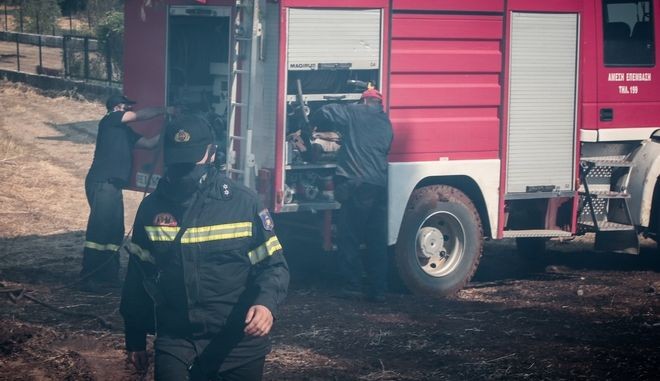 Περιορίστηκε η πυρκαγιά στη Μάνδρα - Νέα εστία στο Μαρκόπουλο