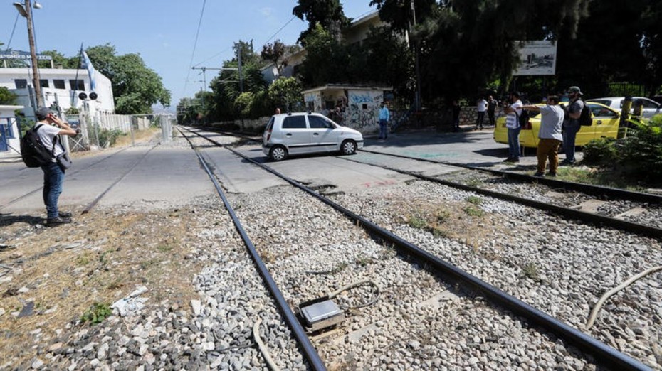 Σύγκρουση τρένου με ΙΧ στο Βόλο - Χωρίς τραυματίες