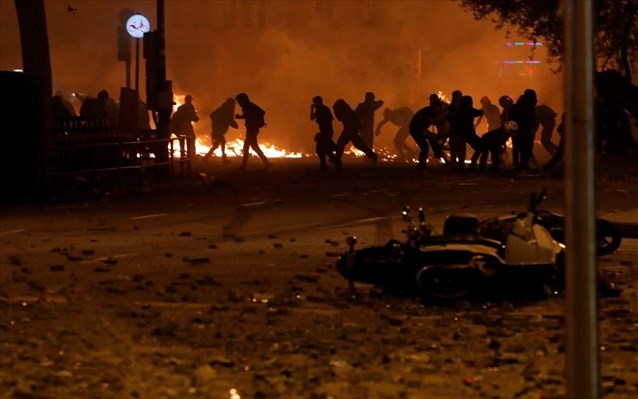 Πάνω από 180 τραυματίες στην Καταλονία, από τις συγκρούσεις με την αστυνομία