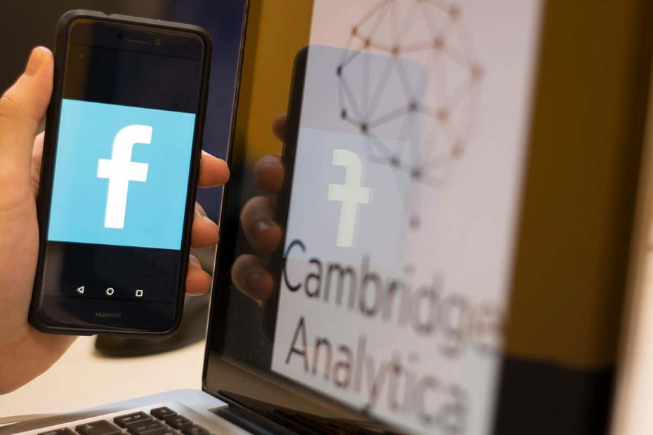 Πρόστιμο «χάδι» από το Facebook στους Βρετανούς για την Cambridge Analytica