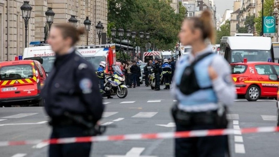Στην αντιτρομοκρατική της Γαλλίας οι έρευνες για την επίθεση στο Παρίσι