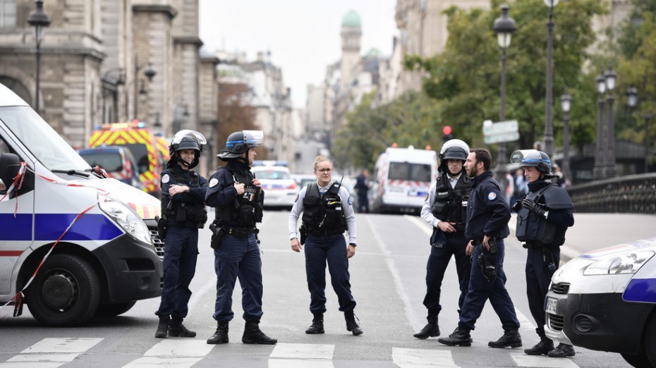 Παρίσι: Διοικητικός υπάλληλος της αστυνομίας ο δράστης της επίθεσης