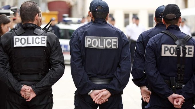 Συναγερμός στο Παρίσι: Άντρας επιτέθηκε με μαχαίρι σε αστυνομικούς