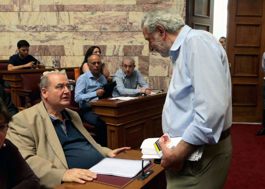 «Παράσταση» αντιπολίτευσης από το ΣΥΡΙΖΑ στη Βουλή