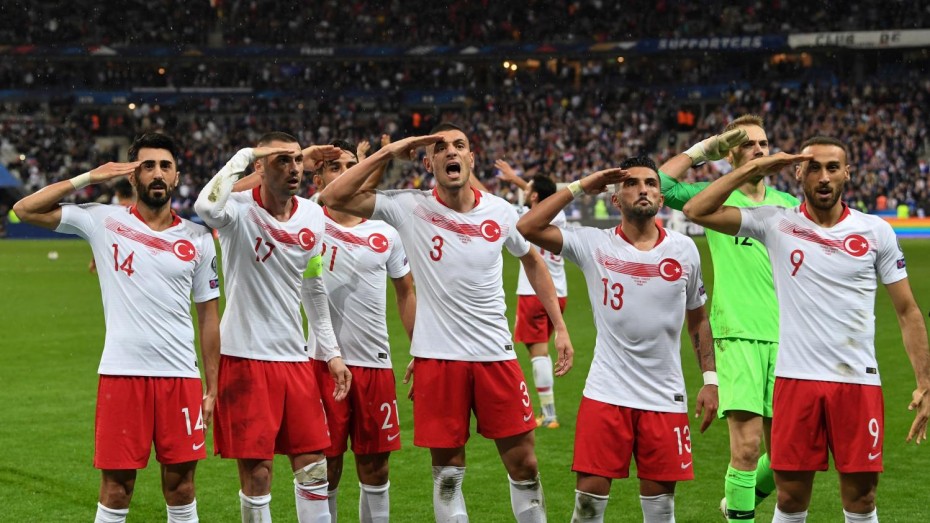 Έρευνα της UEFA για τους στρατιωτικούς χαιρετισμούς των Τούρκων