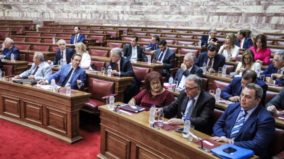 Κόντρα ΝΔ - ΣΥΡΙΖΑ στη Βουλή για τα δημοψηφίσματα