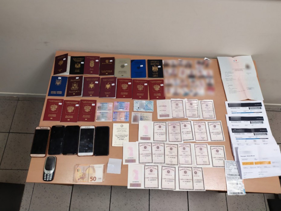 Δεκάδες συλλήψεις για πλαστά ταξιδιωτικά έγγραφα σε Χανιά και Ηράκλειο