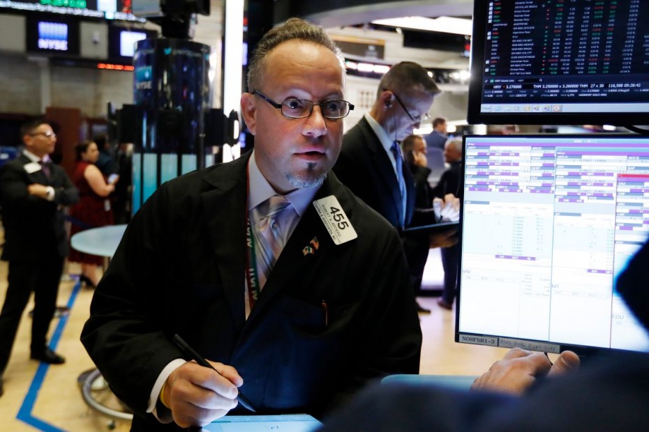 «Ψύχραιμες» απώλειες στη Wall Street για τη Δευτέρα