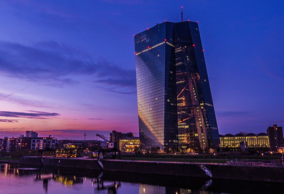 «Άκυρο» από ΕΚΤ στη μείωση του ορίου για υποχρεωτικές e-πληρωμές