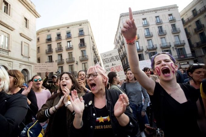 Ισπανία: Αθωώθηκαν 5 κατηγορούμενοι για ομαδικό βιασμό 14χρονης 