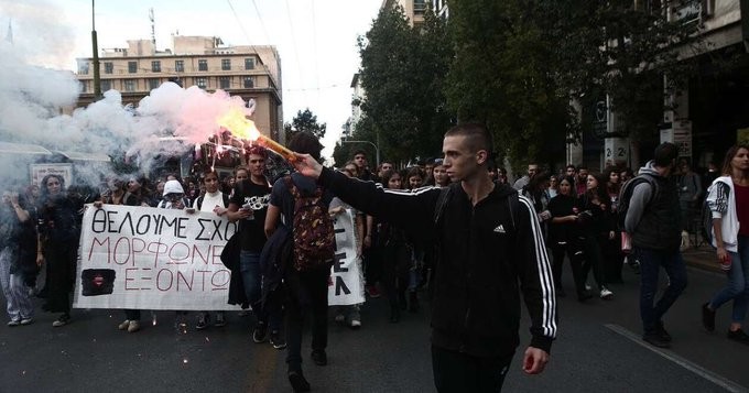 Νέο πανεκπαιδευτικό συλλαλητήριο στην Αθήνα - Μικρή ένταση στο Σύνταγμα