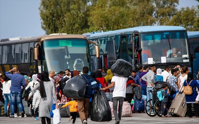Σε εξέλιξη η μετακίνηση 815 προσφύγων από τη Λέσβο