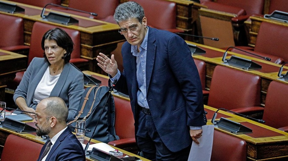 Βουλευτής του ΣΥΡΙΖΑ διαμαρτύρεται για το ψήσιμο χοιρινού δίπλα σε δομές μεταναστών