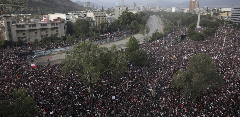 Νέες βίαιες διαδηλώσεις στη Χιλή: Λεηλασίες και εμπρησμοί