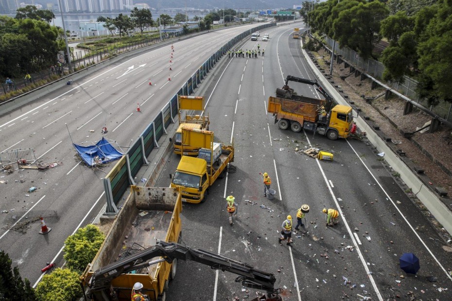 Χονγκ Κονγκ: Κινέζοι στρατιώτες βοηθούν στον καθαρισμό των δρόμων