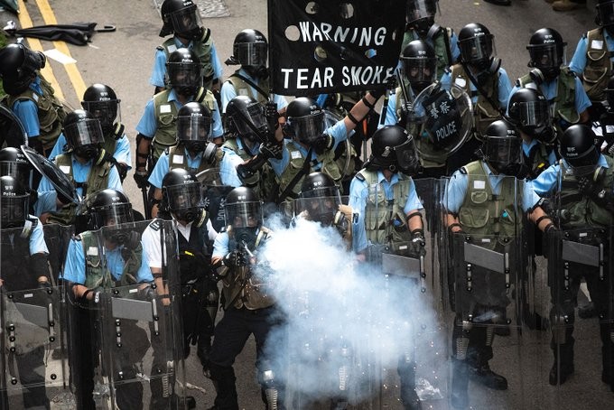 Χονγκ Κονγκ: 2.230 δακρυγόνα κατά των διαδηλωτών σε μια μέρα!