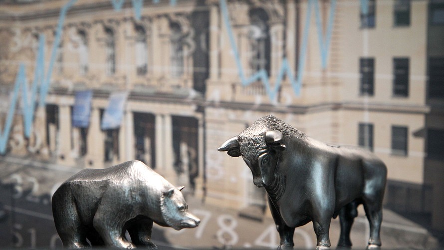 «Μάχη» στη Wall Street μεταξύ ρευστοποιήσεων και εμπορικής αισιοδοξίας