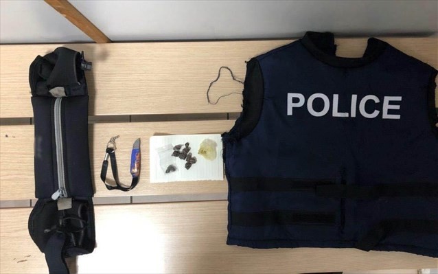 ΕΛΑΣ: 28χρονος έκρυβε ναρκωτικά σε «αστυνομικό» γιλέκο