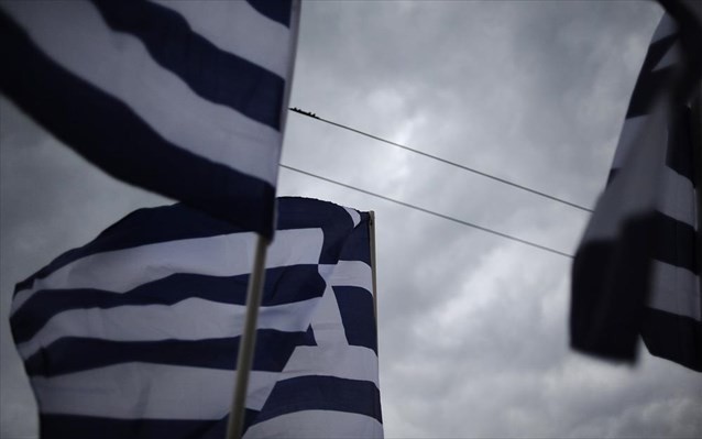 ΕΔΕ για αστυνομικό που έκαψε ελληνική σημαία στα Πατήσια