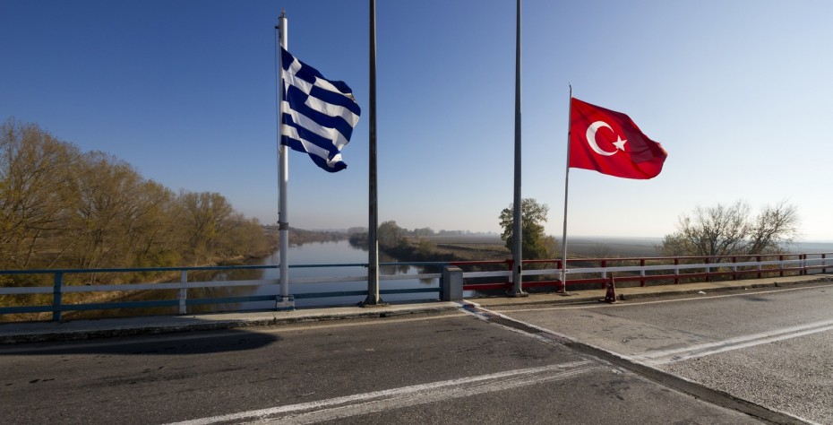 Συναγερμός στον Έβρο με τουρκική σημαία σε ελληνική νησίδα