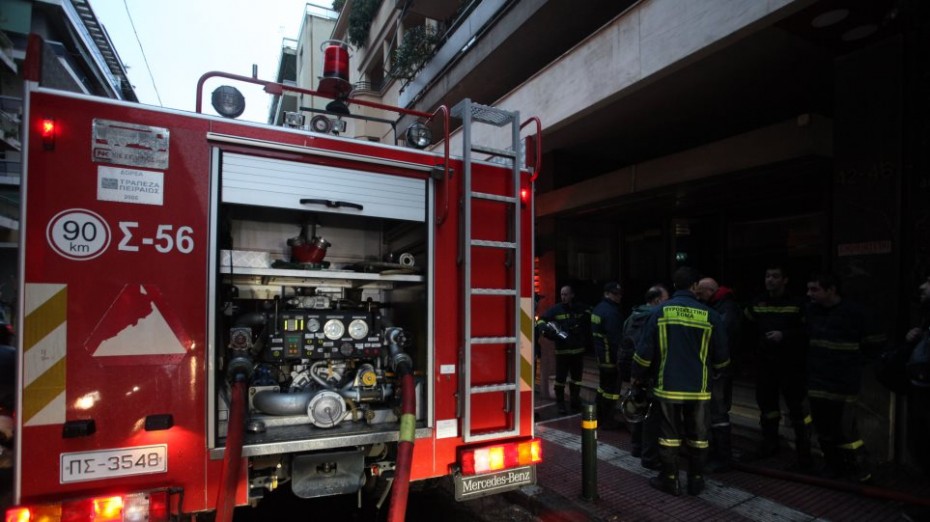 Φωτιά σε διαμέρισμα στο Νέο Φάληρο - Απεγκλωβίστηκαν 2 άτομα
