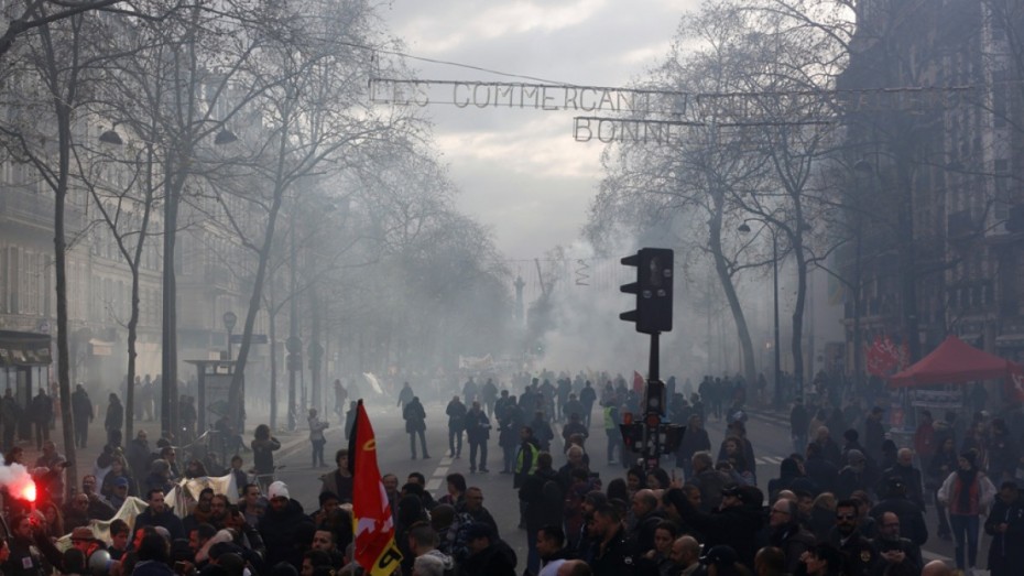 «Βροχή» τα δακρυγόνα από τους Γάλλους αστυνομικούς στους διαδηλωτές