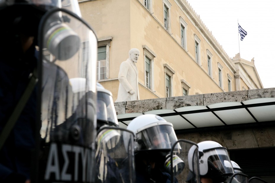 Ο Χρυσοχοΐδης φέρνει αναγραφή διακριτικών στους αστυνομικούς των ΜΑΤ