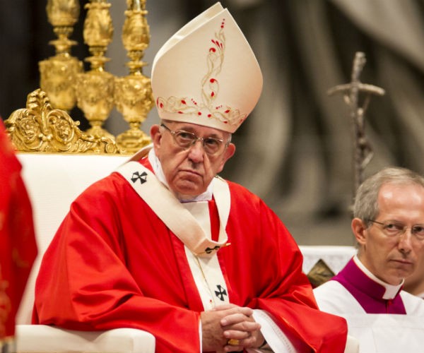 Ο πάπας Φραγκίσκος καταργεί το απόρρητο των παιδεραστών Καθολικών κληρικών