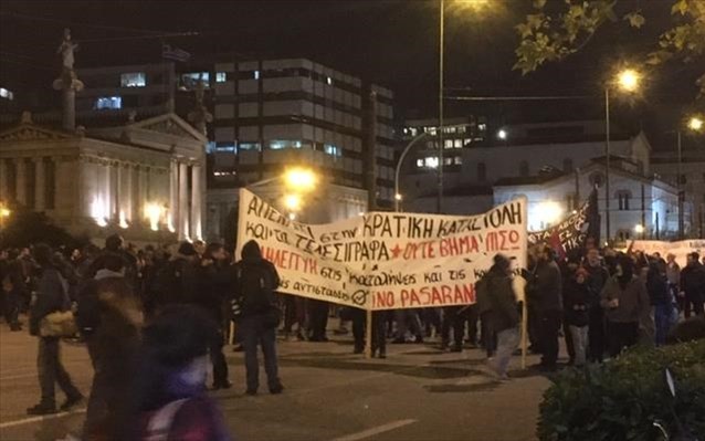 Πορεία αντιεξουσιαστών στο κέντρο της Αθήνας για τις καταλήψεις