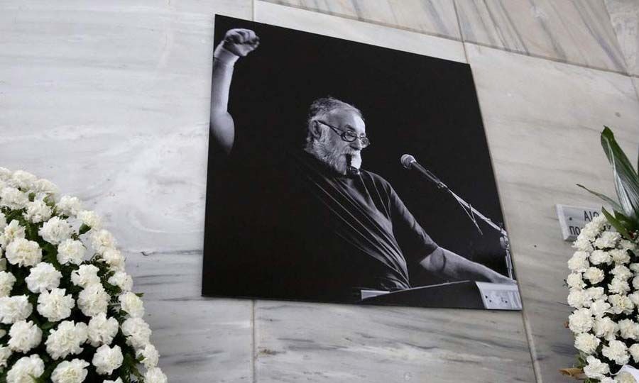 «Αντίο Θάνο»: Συγκίνηση στην κηδεία του Μικρούτσικου