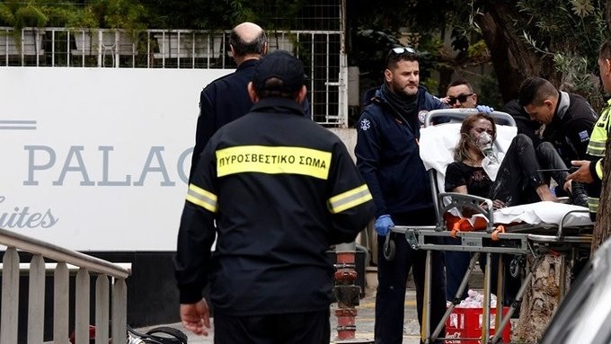 Τρεις σοβαρά τραυματίες από πυρκαγιά στη Λ. Συγγρού