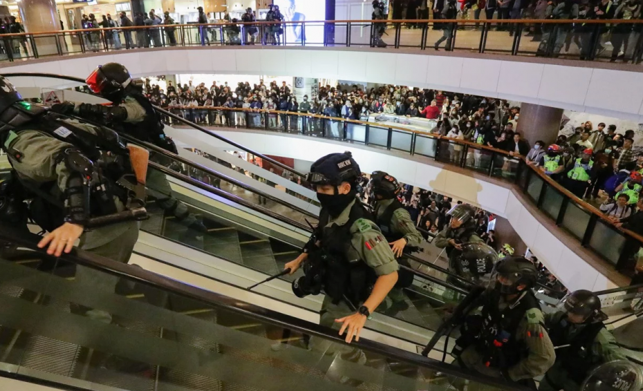 Νέα μεγάλη ένταση αστυνομίας και διαδηλωτών στο Χονγκ Κονγκ