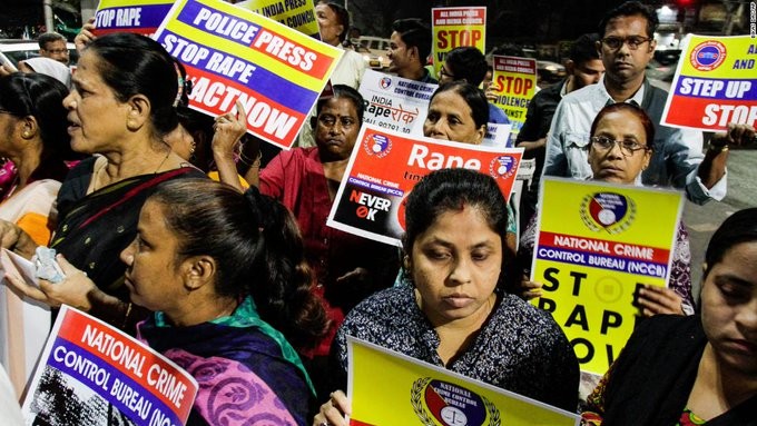 Ινδία: Αναβλήθηκε η εκτέλεση των βιαστών μιας 23χρονης φοιτήτριας