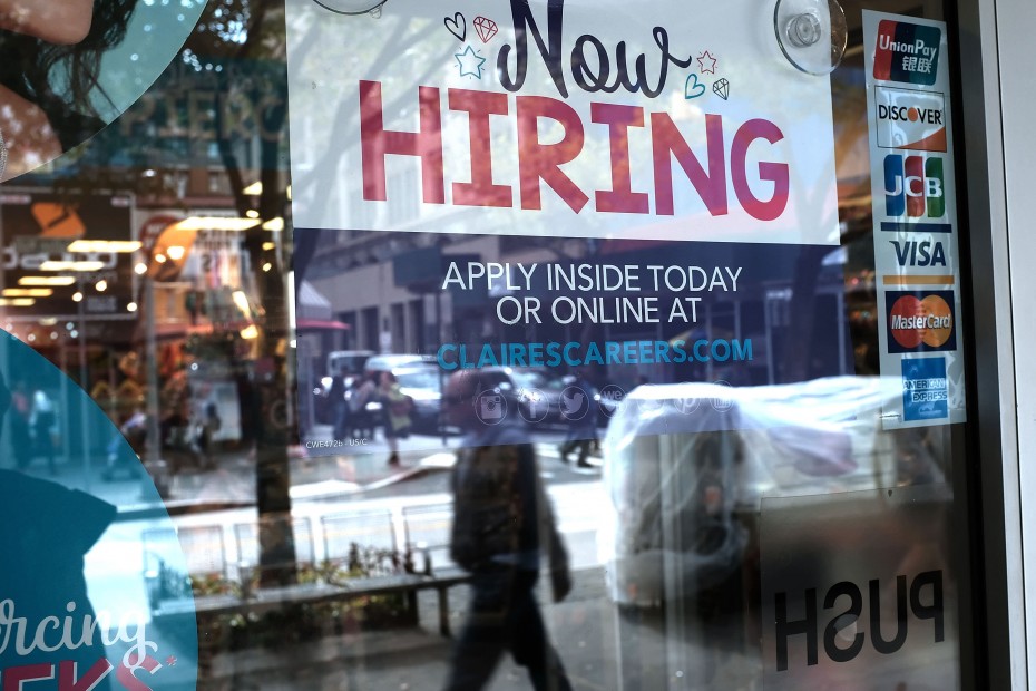 Απρόσμενη πτώση στα επιδόματα ανεργίας στις ΗΠΑ