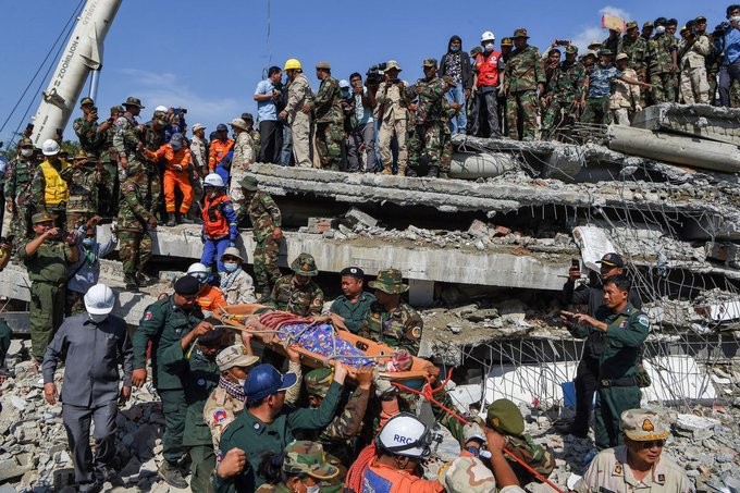Καμπότζη: 36 νεκροί, μεταξύ του παιδιά και βρέφη, από κατάρρευση κτιρίου