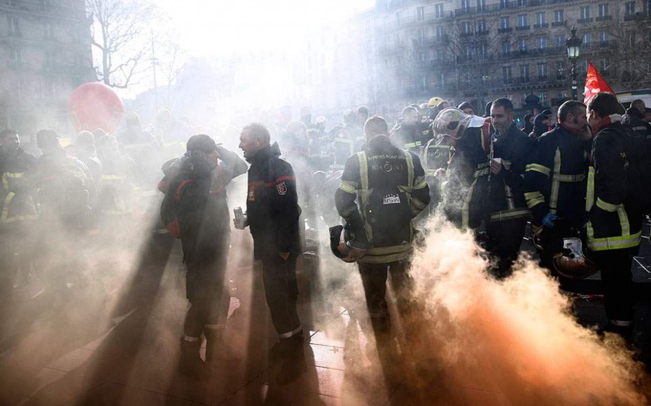 Μεγάλες συγκρούσεις πυροσβεστών με αστυνομικούς στο Παρίσι