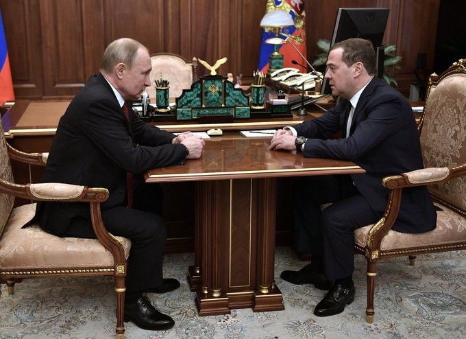 Ο Μεντβέντεφ παραιτείται από την πρωθυπουργία της Ρωσίας, με εντολή Πούτιν
