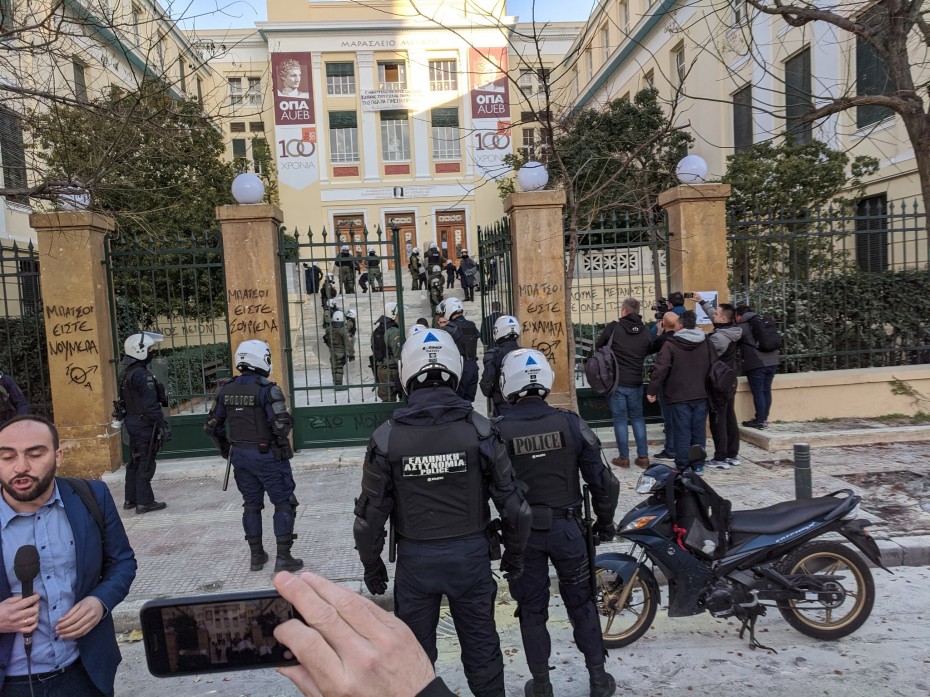 Εισβολή της αστυνομίας στην ΑΣΟΕΕ - Παραμένει η ένταση στην Πατησίων