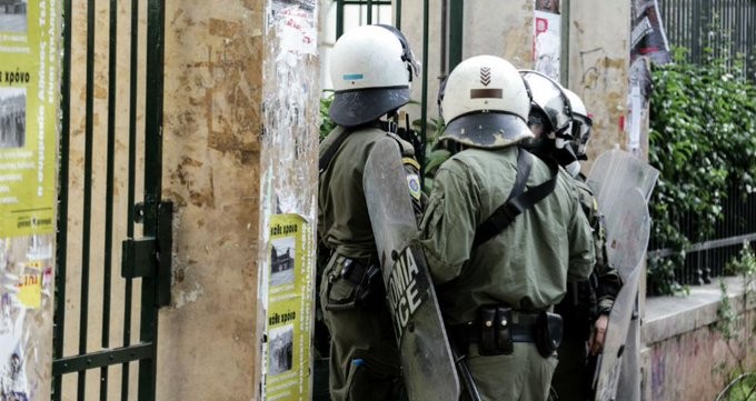 Καταγγελίες φοιτητών: Αστυνομικός τράβηξε το όπλο του εντός της ΑΣΟΕΕ