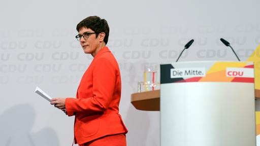 Γερμανία: Η εκλεχτή της Μέρκελ δεν θα είναι υποψηφία για την καγκελαρία