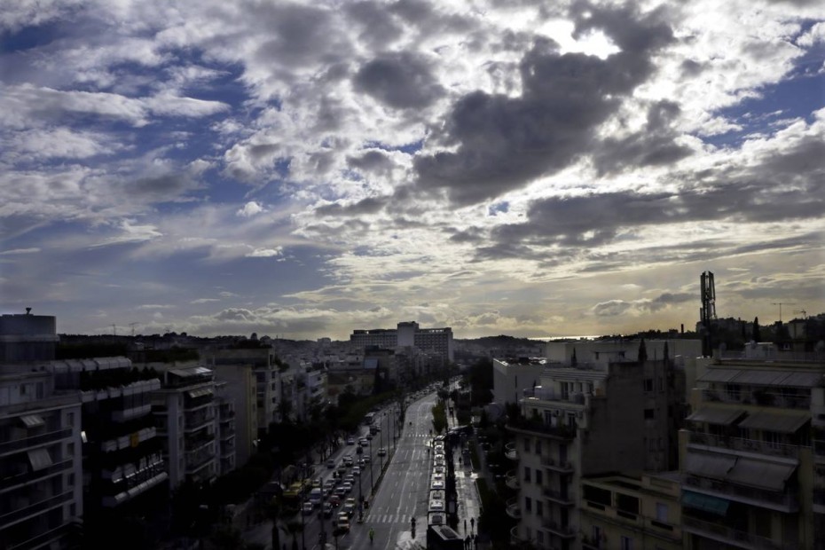 Ο καιρός σήμερα: Συννεφιά στην Αττική, τοπικές βροχές στα δυτικά